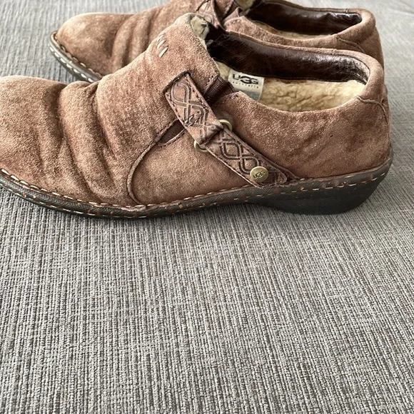 Women’s UGG size 8 slip on shoes. Super comfy with great support! - Picture 6 of 6